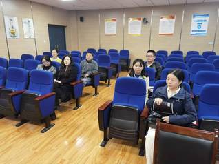 育法治苗，铸未来梁   ——湖...